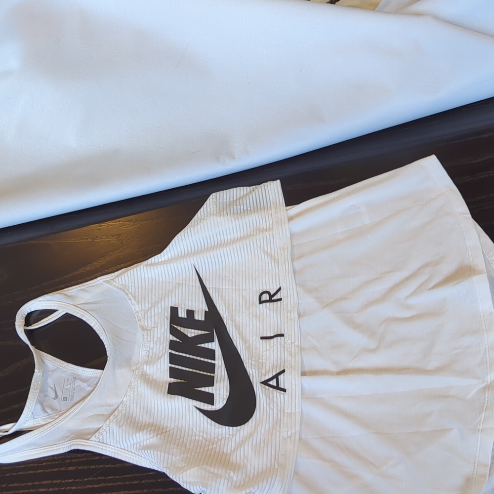 S. Nike Air tank white
